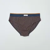 Pack de tres slips para hombre, uno con rayas horizontales color naranja sobre fondo azul marino, otro liso color naranja y el tercero con estampado de pequeños puntos color naranja sobre fondo azul marino.