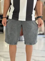 Bermuda de jean de corte baggy y tiro medio, con diseño clásico de cinco bolsillos y lavado claro.