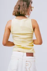 Top Tali de diseño ajustado al cuerpo, confeccionado en tejido acanalado de color negro, con escote redondo y tirantes anchos.