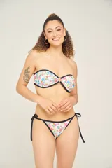 Corpiño strapless con copas preformadas fijas y bretel fijo que cruza en la espalda.