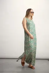 Vestido largo color verde con estampado abstracto en beige.