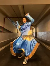 Conjunto de tres piezas de tela sublimada con diseño artístico. Incluye camisa, pantalón y chiripa.