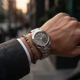 Pulsera de diseño ajustable confeccionada con una combinación de piedras naturales y eslabones de acero inoxidable.