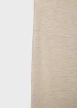 Pantalon de corte wide leg y diseño recto, confeccionado en tejido de punto ligero. Presenta tiro medio y cintura con elástico para mayor comodidad.