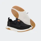 Championes Hey Dude modelo Wally Drift Mesh, color negro con suela blanca y detalles en color suela. Presenta una parte superior de malla transpirable, sistema de cordones elásticos para una fácil colocación y plantilla extraíble con amortiguación.