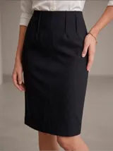 Falda recta de corte clásico, color negro, con cintura alta, pinzas delanteras y costura central vertical. Presenta un tajo en el ruedo trasero.