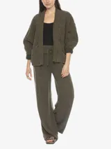 Pantalón de tiro medio color verde militar, con cintura elástica y cordón regulable. Presenta una silueta suelta y liviana, con largo hasta el piso que define una caída fluida. Incorpora bolsillos delanteros funcionales.