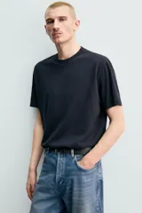 Camiseta de corte regular, con cuello redondo y manga corta, perteneciente a la colección especial Origins.
