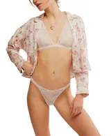 Colaless de encaje con laterales elásticos finos, diseñada con un calce cómodo y delicado.