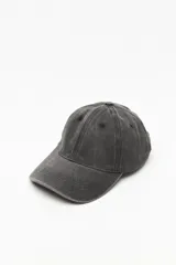 Gorra tipo baseball de color gris oscuro con efecto lavado, confeccionada en algodón con costuras reforzadas en la visera y ojales bordados.