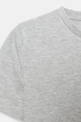 Camiseta cropped color amarillo, de corte slim fit, cuello redondo y manga corta.