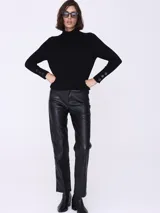 Pantalón de cuero sintético en color marrón oscuro, de corte holgado con cintura alta y cinto ajustable del mismo material.