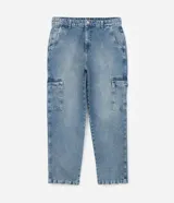 Pantalón de jean celeste, modelo baggy, con lavado dirty, efecto mármol y bolsillo cargo.
