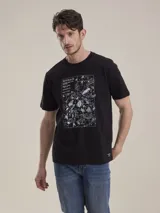 Remera negra de manga corta, con cuello redondo y estampado frontal en color blanco con diseño gráfico de alimentos y texto alusivo.