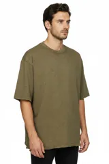 Remera de algodón de corte holgado, con cuello redondo a la base y mangas cortas.