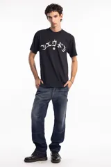 Remera negra de corte holgado con estampa frontal en color blanco con tipografía estilo gótico y una estrella central.