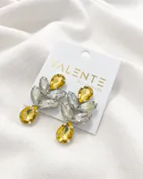 Aros colgantes con forma de racimo, con gemas facetadas color dorado y plateado engarzadas en metal plateado.