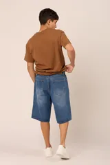 Bermuda de jean azul de corte ancho.