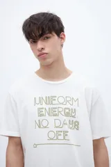 Remera celeste con estampa frontal en color rojo con la frase "UNIFORM ENERGY NO DAYS OFF".
