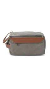 Neceser de diseño rectangular confeccionado en tela canvas color verde oliva con detalles en cuero sintético marrón. Cuenta con asa de mano lateral, cierre superior y bolsillo frontal con solapa.