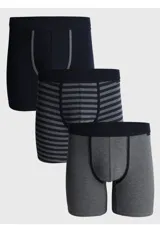 Pack de tres boxers de algodón con cintura elástica. Incluye un modelo liso azul marino, un modelo a rayas horizontales azul y gris, y un modelo liso gris melange.