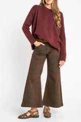 Sweater bordeaux de tejido de punto con cuello redondo y mangas largas.