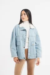 Campera de jean con interior y cuello de corderito, cierre frontal con botones a presión y costuras decorativas en zigzag.