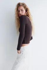 Top de manga larga de microfibra, con escote cuadrado y ajuste entallado.