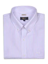 Camisa de manga larga RKF modelo Wf Pb, de corte regular y cuello americano. Presenta un diseño de rayas verticales en tonos rosado, celeste y blanco, con cierre frontal de botones, bolsillo ojal en el pecho con logo bordado y botones en las puntas del cuello.