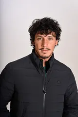 Campera acolchada negra con cierre frontal, cuello alto y diseño de costuras horizontales. Presenta un ajuste entallado y tejido exterior resistente al agua.