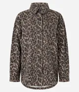 Camisa de corte oversized confeccionada en denim de algodón, con estampado animal print. Presenta cuello camisero, cierre frontal abotonado, manga larga y bolsillo en el pecho.