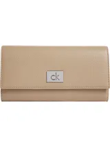 Billetera Calvin Klein trifold color beige con textura granulada y placa metálica con logo CK. Cuenta con múltiples compartimentos para tarjetas, billetes y documentos, protección RFID y bolsillo monedero.