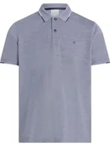 Chomba de piqué de algodón oxford ligero, confeccionada en tejido de dos tonos azul y blanco, con corte regular. Presenta cuello de chomba con ribete en contraste blanco y azul marino, y ribete blanco en los puños de las mangas cortas. Lleva un logo con monograma de Calvin Klein bordado en el pecho.