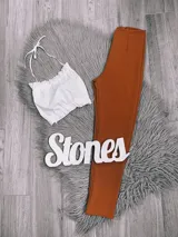 Pantalón de vestir color ladrillo, de corte recto.