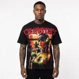 Camiseta negra de corte oversize con estampado gráfico estilo futurista/apocalíptico que incluye personajes robóticos y texto en la parte superior. Presenta detalles de efecto desgastado en el cuello y mangas.