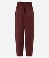 Pantalón carrot marrón de tiro alto, confeccionado en mezcla de viscosa y poliéster, con cintura elástica fruncida, cordón de ajuste tipo lazo con punteras metálicas, bolsillos y recortes estructurados en las piernas.