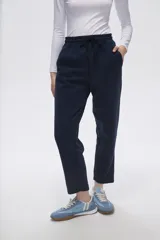 Pantalón tipo babucha de color azul marino, con cintura elástica y cordón ajustable. Presenta bolsillos laterales y un corte cómodo y holgado.