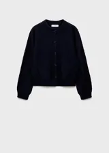 Cardigan de punto de corte recto y diseño clásico, con cuello redondo y cierre frontal mediante botones. Presenta mangas largas y un tejido de punto medio.