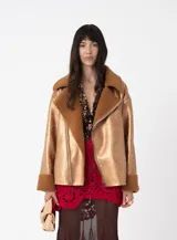 Campera oversized de cuero sintético negro con interior de piel sintética al tono, solapas amplias, cierre frontal y puños con detalle de piel.