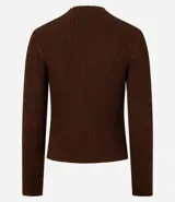 Blusa de punto color blanco con cuello alto y manga larga.