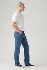 Pantalón de jean de corte recto, color azul medio.