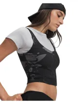 Musculosa deportiva Under Armour Motion Print Tank, color negro con estampado floral gris oscuro, escote redondo y diseño corto.