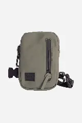 Morral compacto de diseño moderno, fabricado en poliuretano de alta resistencia. Cuenta con un compartimento principal y un bolsillo frontal con cierre termosellado, además de una correa regulable con hebilla de ajuste.