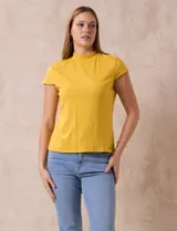 Remera amarilla de algodón con cuello alto y mangas cortas.