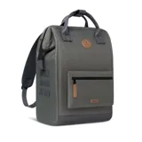 Mochila Cabaia modelo Adventurer Detroit, color gris con detalles en cuero sintético marrón. Cuenta con sistema MOLLE, compartimento acolchado para tablet o PC, correa para sujetar a la maleta y tirantes acolchados antitranspirantes.