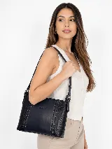 Cartera bandolera de cuero color negro, de diseño estructurado con panel central liso y laterales con textura efecto croco. Cuenta con correas ajustables y costuras a contratono.