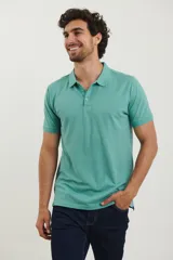 Polo de piqué color verde menta, manga corta, con cuello y tapeta de tres botones al tono.