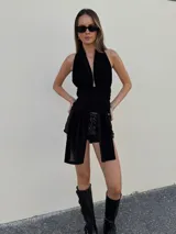 Top negro con escote halter y espalda descubierta.