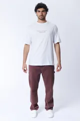 Pantalón marrón de corte recto, estilo carpintero, con múltiples bolsillos y presillas para herramientas.