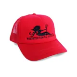 Gorra tipo trucker color rojo con panel frontal rígido y parte trasera de red. Presenta un bordado en color negro en el frente con la figura de un demonio y la frase 'Resistiendo al infierno'.